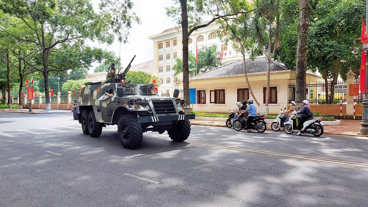 Xe đặc chủng quân sự rời trụ sở UBND tỉnh Đắk Lắk đi bảo vệ bầu cử. Ảnh: Tuấn Nguyễn Xe đặc chủng quân sự rời trụ sở UBND tỉnh Đắk Lắk đi bảo vệ bầu cử. Ảnh: Tuấn Nguyễn