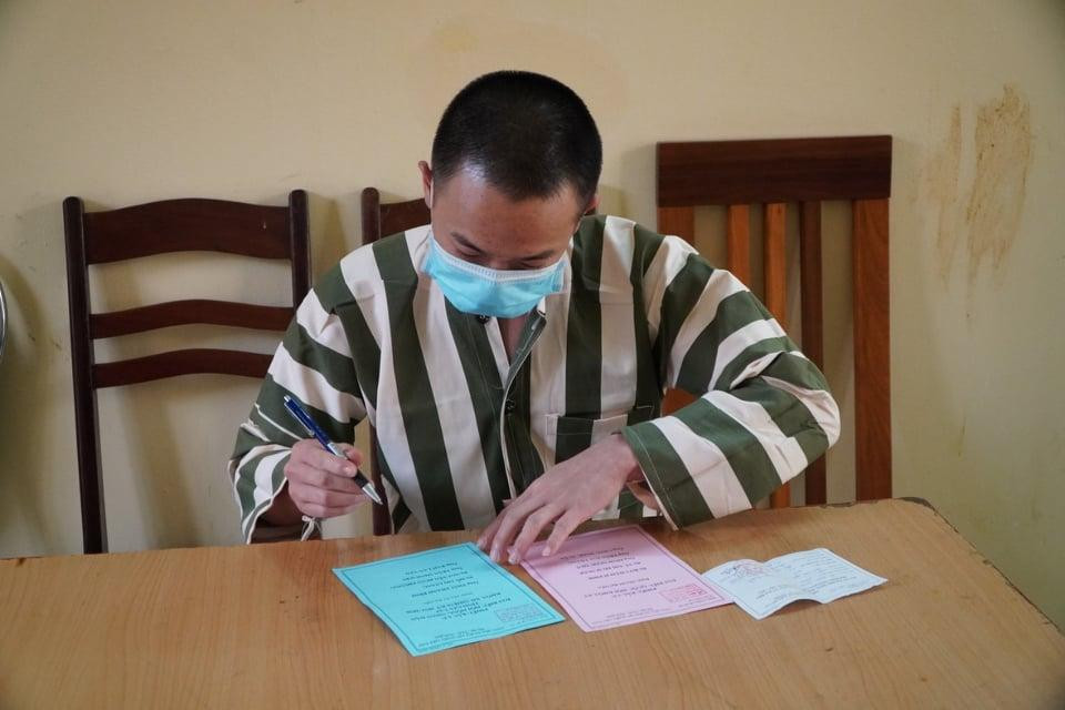 Dương Xuân Hào, 33 tuổi, đang bị tạm giữ về hành vi đánh bạc cho biết, năm nay việc đi bầu cử diễn ra trong khi bị tạm giữ, nhưng vẫn đảm bảo quyền công dân và phòng chống dịch COVID-19. “Trước khi bầu, đã được các cán bộ công an hướng dẫn thực hiện quyền công dân”, Hào nói. Dương Xuân Hào, 33 tuổi, đang bị tạm giữ về hành vi đánh bạc cho biết, năm nay việc đi bầu cử diễn ra trong khi bị tạm giữ, nhưng vẫn đảm bảo quyền công dân và phòng chống dịch COVID-19. “Trước khi bầu, đã được các cán bộ công an hướng dẫn thực hiện quyền công dân”, Hào nói.