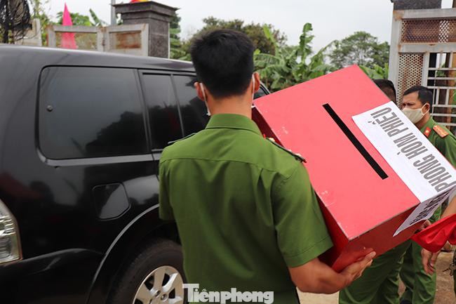 Để làm tốt công tác bầu cử và phòng chống dịch bệnh, trại giam Đắk Trung đã liên hệ với Ủy ban bầu cử xã Ea Kpam đề nghị bố trí cho đơn vị 1 thùng phiếu di động để cán bộ chiến sĩ bỏ phiếu tại đơn vị trong ngày 23/5. Để làm tốt công tác bầu cử và phòng chống dịch bệnh, trại giam Đắk Trung đã liên hệ với Ủy ban bầu cử xã Ea Kpam đề nghị bố trí cho đơn vị 1 thùng phiếu di động để cán bộ chiến sĩ bỏ phiếu tại đơn vị trong ngày 23/5.