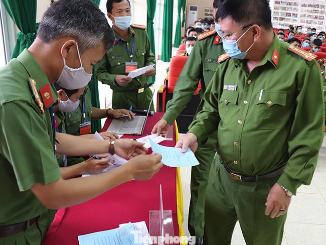 Các cử tri nhận phiếu bầu và nghe hướng dẫn Các cử tri nhận phiếu bầu và nghe hướng dẫn