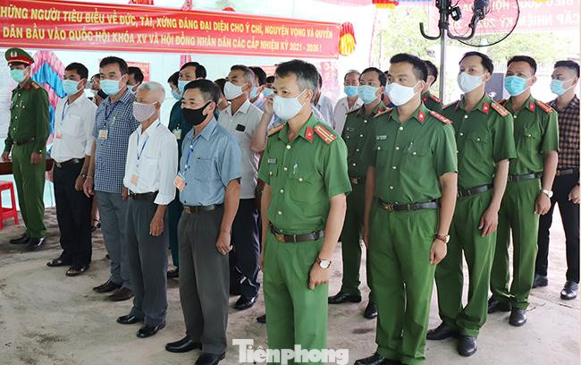 Trại giam Đắk Trung (Thuộc Cục Cảnh sát quản lý trại giam, cơ sở giáo dục bắt buộc, trường giáo dưỡng (C10), Bộ Công an, đóng tại địa bàn huyện Cư M’gar (Đắk Lắk), hiện đang giam giữ trên 1.700 phạm nhân. Trong ảnh, cán bộ, chiến sĩ Trại Đắk Trung chuẩn bị cho buổi bầu cử sáng 23/5. Trại giam Đắk Trung (Thuộc Cục Cảnh sát quản lý trại giam, cơ sở giáo dục bắt buộc, trường giáo dưỡng (C10), Bộ Công an, đóng tại địa bàn huyện Cư M’gar (Đắk Lắk), hiện đang giam giữ trên 1.700 phạm nhân. Trong ảnh, cán bộ, chiến sĩ Trại Đắk Trung chuẩn bị cho buổi bầu cử sáng 23/5.