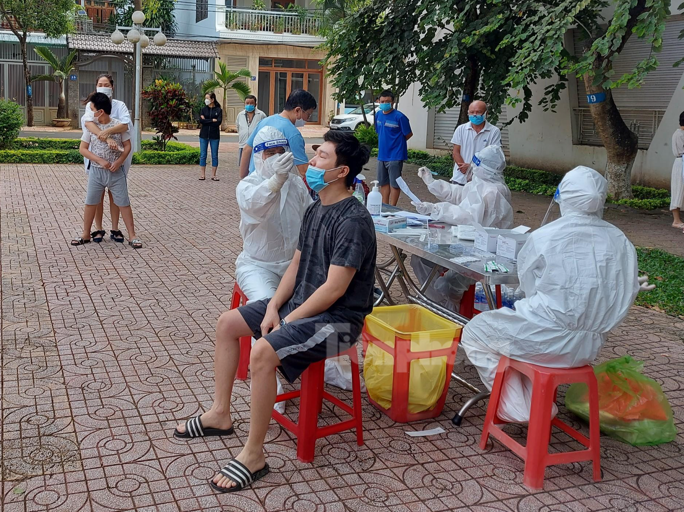 Lực lượng y tế lấy mẫu test nhanh COVID-19 cho người dân. Ảnh minh họa Lực lượng y tế lấy mẫu test nhanh COVID-19 cho người dân. Ảnh minh họa