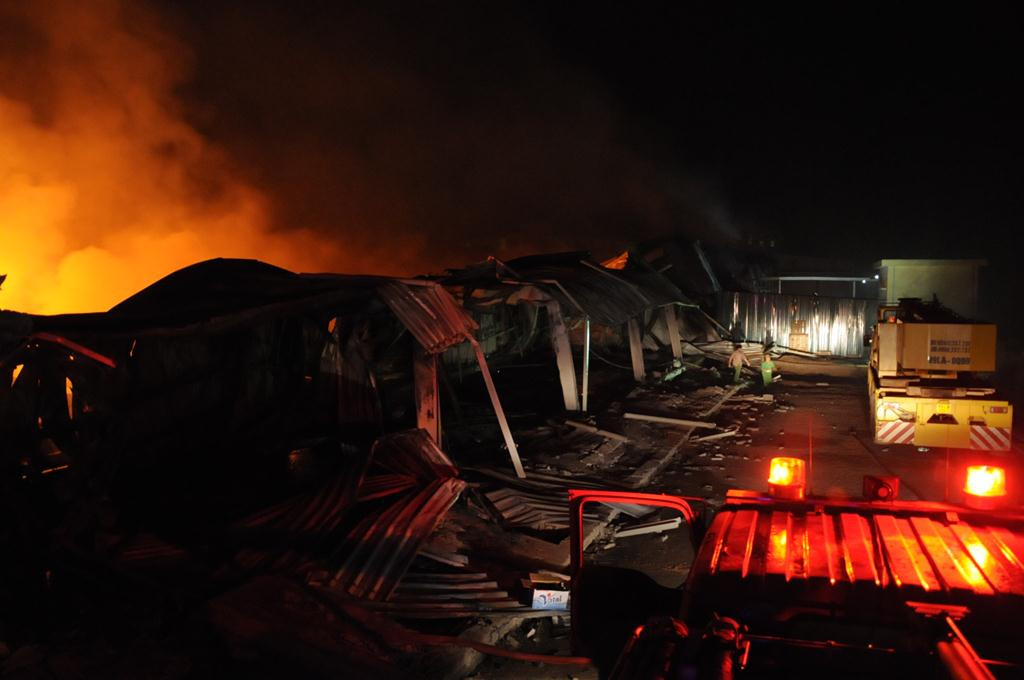 Trong phút chốc tất cả chỉ còn lại là đống đổ nát, tro tàn