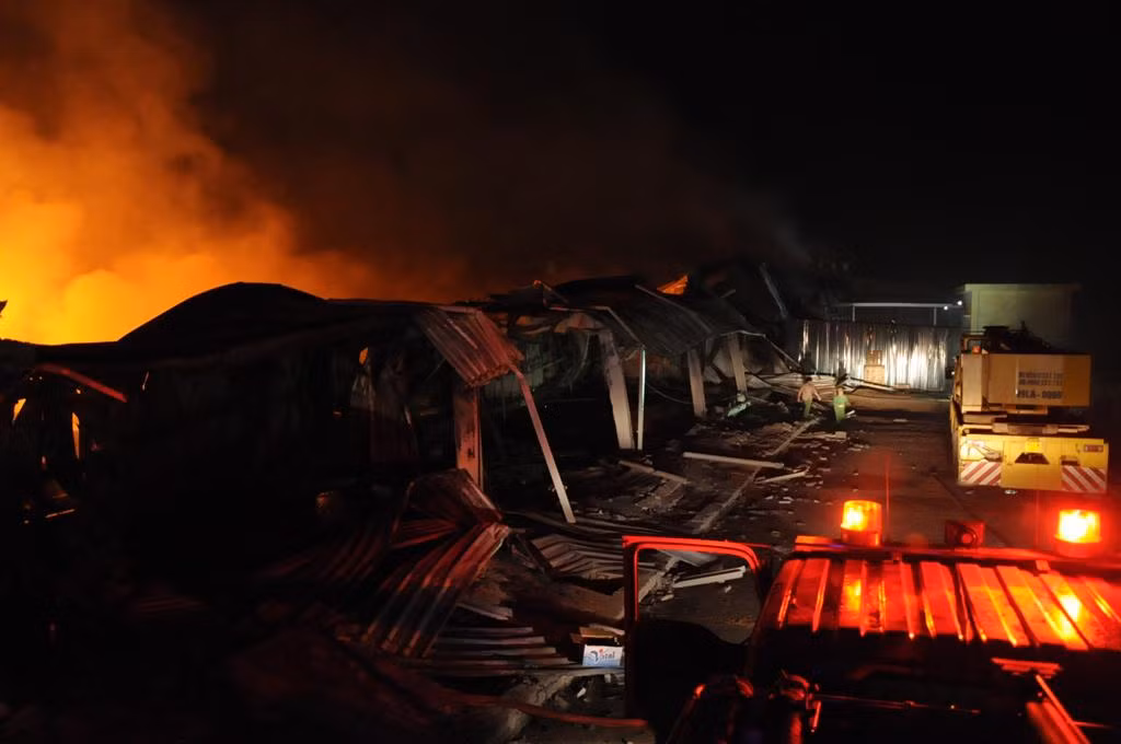 Trong phút chốc tất cả chỉ còn lại là đống đổ nát, tro tàn