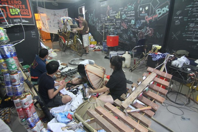 Những nhạc cụ đang được hoàn thiện, có tất cả 7 nhạc cụ để tạo thành một dàn nhạc. Trước khi rời Việt Nam, nhóm sẽ biểu diễn âm nhạc trong hẻm cho mọi người dân đến thưởng thức