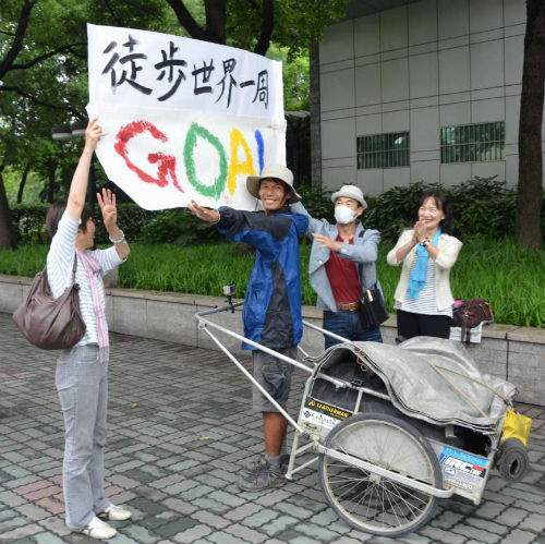 Anh đã đi bộ 40.000 km qua các châu lục trên thế giới