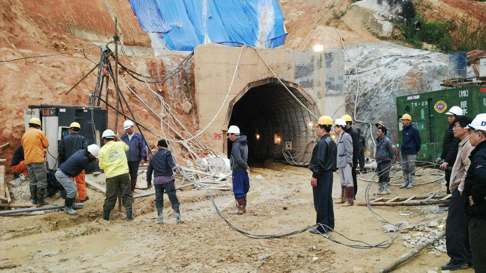 [LIVE] Nạn nhân sập hầm kể những ngày 'sống trong sợ hãi' ảnh 41