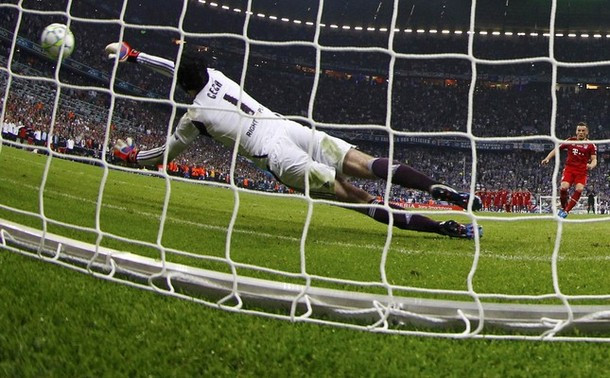 Thủ thành Cech cũng cản phá thành công pha sút luân lưu của Ivica Olic, cân bằng tỷ số cho Chelsea