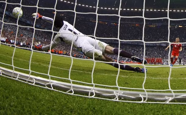 Thủ thành Cech cũng cản phá thành công pha sút luân lưu của Ivica Olic, cân bằng tỷ số cho Chelsea
