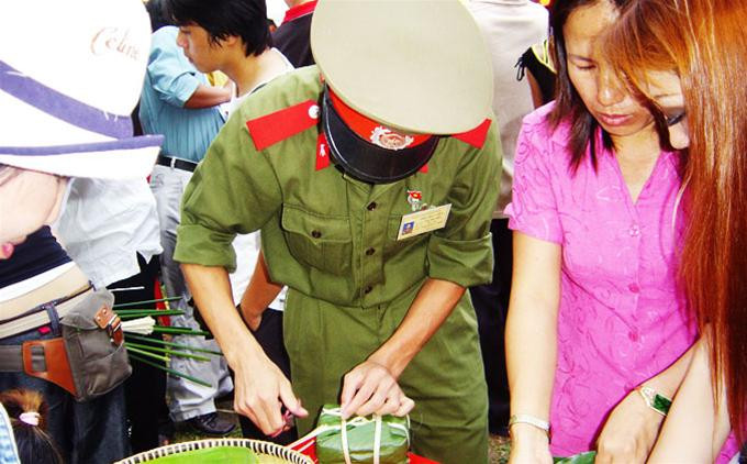 Hình tượng gà được kết thành từ các đóa hoa đủ màu sắc Rực rỡ sắc mai vàng mùa xuân Đài phun nước trang trí hình hoa sen Lựa chọn mua câu đối về treo ngày xuân Hồn nhiên tuổi thơ đón Tết Rộn ràng điệu nhảy sạp ngày xuân Trò chơi cà kheo đầy thử thách và thú vị Các em nhỏ hồn nhiên bên xích đu tiên Cuộc thi gói bánh chưng và bánh tét thu hút rất đông người xem Anh bộ đội khéo tay đang chăm chút cho chiếc bánh của mình Một thành viên xinh đẹp của nhóm Lọ Lem cũng đang nhiệt tình tham gia Đông đảo người dân thành phố tham quan Hội Hoa