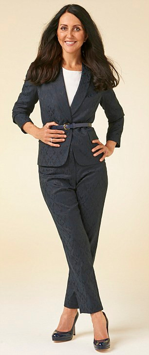 Bộ vest đơn giản có thêm điểm nhấn là chiếc thắt lưng nhỏ xinh khiến trang phục trẻ trung hơn, che giấu vòng eo to rất tốt.