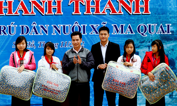 Nhân dịp này, Đoàn thanh niên VNPT trao tặng 130 chăn ấm cho các em học sinh bán trú; tặng nhà trường một màn hình LCD 29inc; tặng một điện thoại Avio cùng 1 triệu đồng cho anh Nguyễn Mậu Chính - Phó chủ tịch UBND xã Ma Quai - một trong những trí thức trẻ trong Dự án 600 trí thức trẻ về làm phó chủ tịch xã của TƯ Đoàn