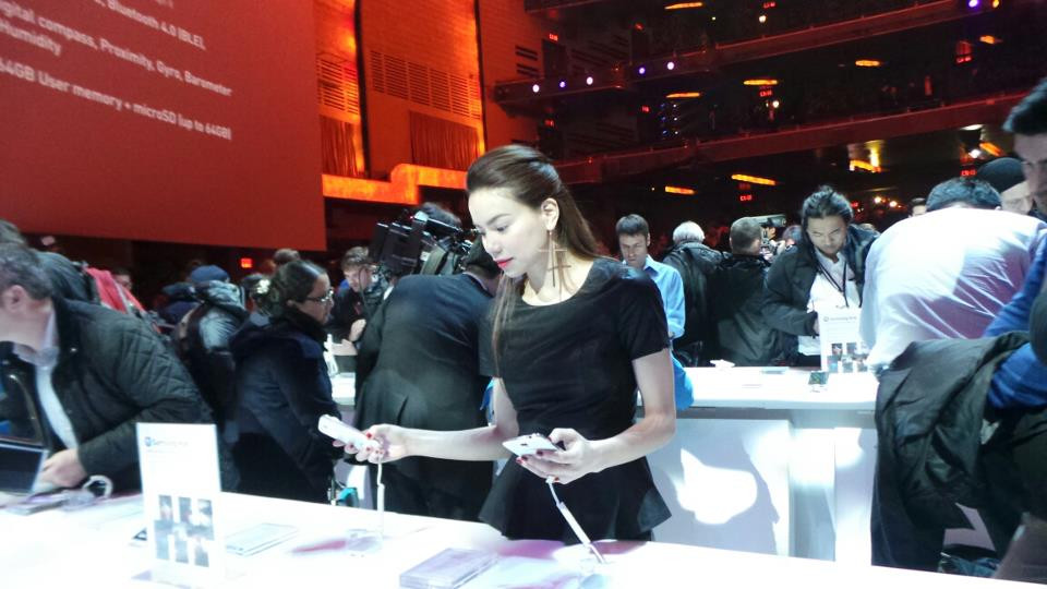 Hồ Ngọc Hà trải nghiệm Samsung Galaxy S4