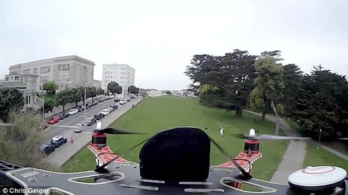 Ngoài chiếc nhẫn đính hôn, Jason còn gắn trên trực thăng 2 máy ảnh dùng để quay lại những khoảnh khắc tuyệt vời của họ