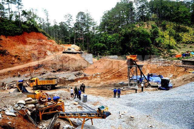 Nền đường rộng 5,5m; mặt đường rộng 3,5m; kết cấu mặt đường bằng bêtông ximăng hoặc đá dăm nhựa