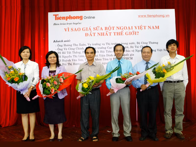 Tổng Biên tập báo Tiền Phong Đoàn Công Huynh tặng hoa các vị khách mời tham gia buổi giao lưu trực tuyến. Ảnh : Hồng Vĩnh Tổng Biên tập báo Tiền Phong Đoàn Công Huynh tặng hoa các vị khách mời tham gia buổi giao lưu trực tuyến. Ảnh : Hồng Vĩnh