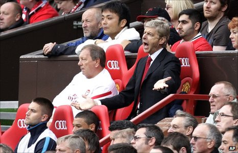 Wenger ngồi đó và phải chứng kiến đội nhà bị M.U làm nhục với thất bại đậm đà nhất trong lịch sử