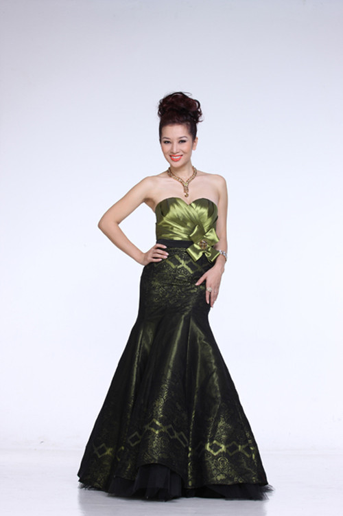 Bộ váy màu xanh ngọc pha đen ôm sát thân hình giúp Hoa khôi Thể thao khoe được vóc dáng gợi cảm và nét quý phái