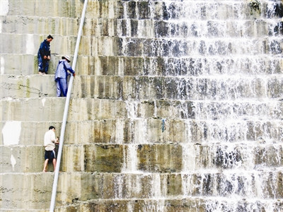 Nước chảy như suối tư thân đập thủy điện Sông Tranh 2 (Quảng Nam). Ảnh: Nguyễn Thành. Nước chảy như suối tư thân đập thủy điện Sông Tranh 2 (Quảng Nam). Ảnh: Nguyễn Thành