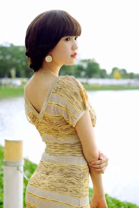 Ngọc Trinh trẻ trung và đáng yêu với mái tóc dài mái bằng. Sang trọng, quý phái khi búi gọn. Kiểu tóc tết lệch tinh nghịch và thời thượng. Ngọc Trinh gợi cảm với phần mái lệch buông xõa. Kiểu tóc dài tỉa mỏng. "Nữ hoàng nội y" vẫn rất quyến rũ với kiểu tóc đơn giản này. Tóc xoăn bồng bềnh. Tóc đuôi gà trẻ trung, năng động. Kiểu tóc dạ tiệc làm tôn lên vẻ kiêu sa của người đẹp. Và kiểu tóc tết cầu kỳ tạo cho Ngọc Trinh vẻ quyến rũ đầy mê hoặc.