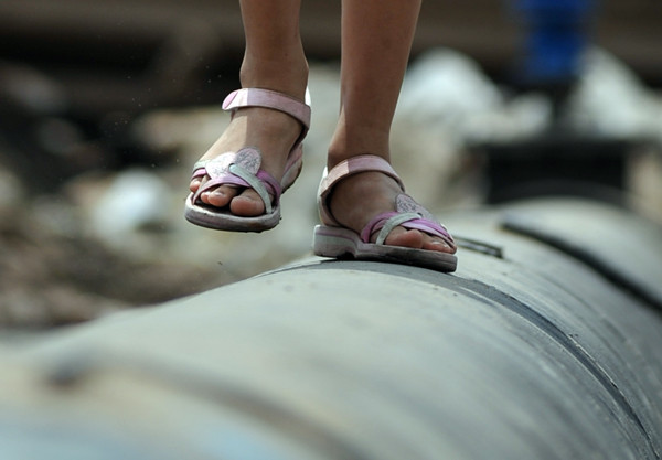 Trong khi lối đi lại trên sông của mọi người còn không đủ rộng để tránh nhau