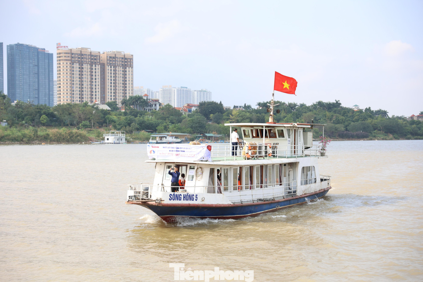 Đa số thủ khoa cho biết, chưa có nhiều cơ hội, thời gian để khám phá Thủ đô và đây là lần đầu tiên được du lịch trên trên sông Hồng nên ai nấy đều háo hức. Một số em đã tranh thủ mua những món quà lưu niệm về tặng người thân.