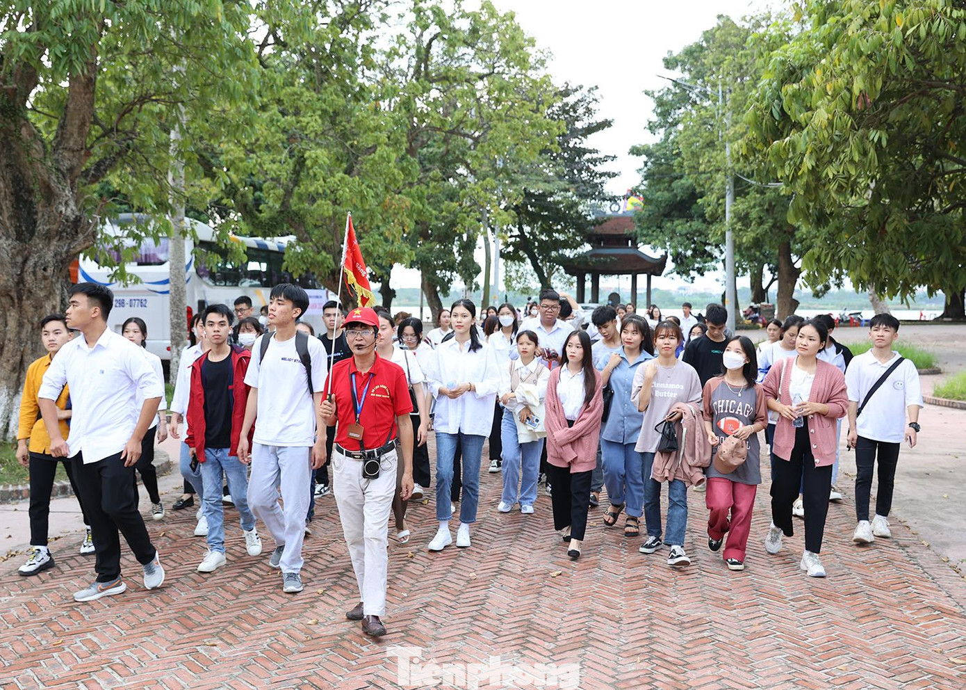 Các bạn sinh viên được hướng dẫn viên Công ty cổ phần Thăng Long GTC - đơn vị vận hành tuyến du lịch giới thiệu về lịch sử đền thờ Chử Đồng Tử