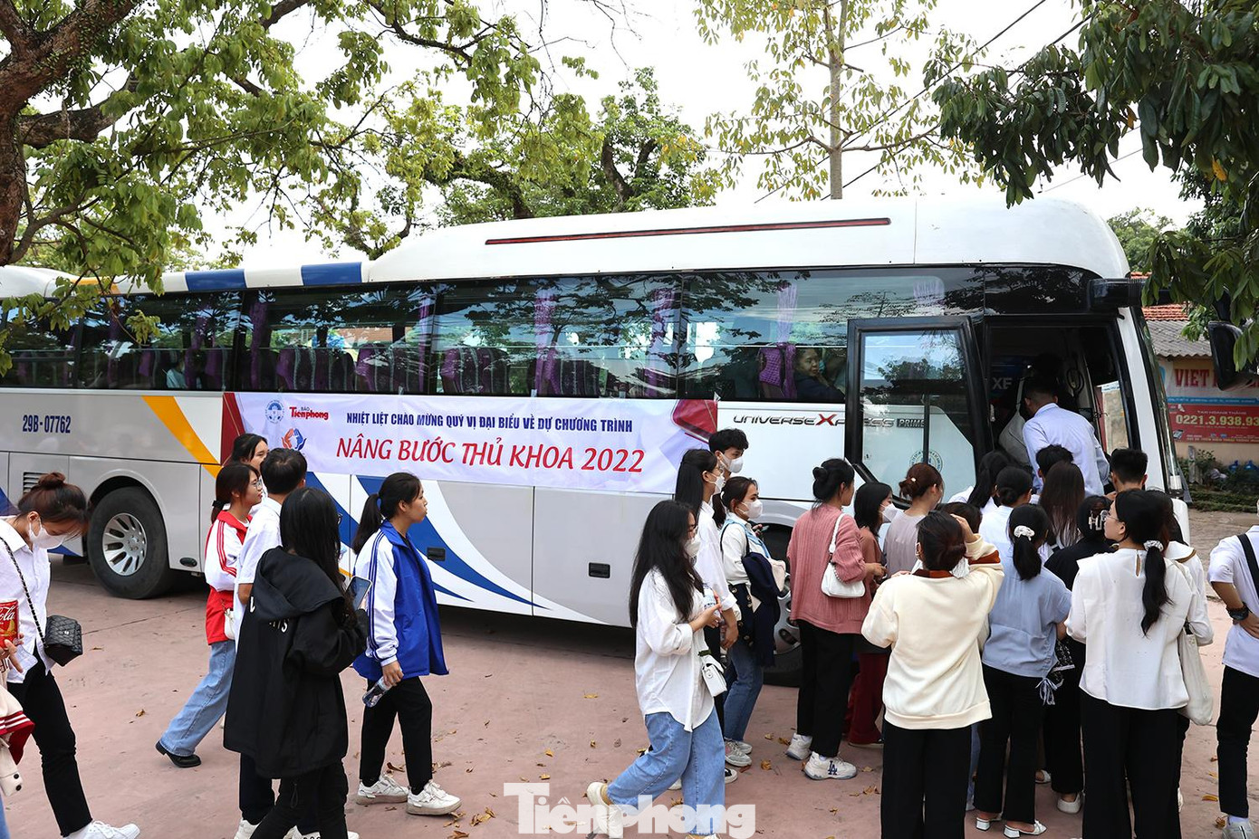 Lễ tuyên dương năm nay diễn ra sáng 1/12 tại 2 điểm cầu TP Hồ Chí Minh (từ Thừa Thiên Huế trở vào) và Hà Nội (thủ khoa từ Quảng Trị trở ra). Ngoài ra, chương trình còn được kết nối trực tuyến với điểm cầu Trường ĐH Phạm Văn Đồng (Quảng Ngãi), nơi có sinh viên được Quỹ Tài năng trẻ Việt Nam cấp học bổng suốt các năm học ĐH và thêm một điểm cầu ở Hungary, nơi có cựu sinh viên từng nhận học bổng của chương trình.