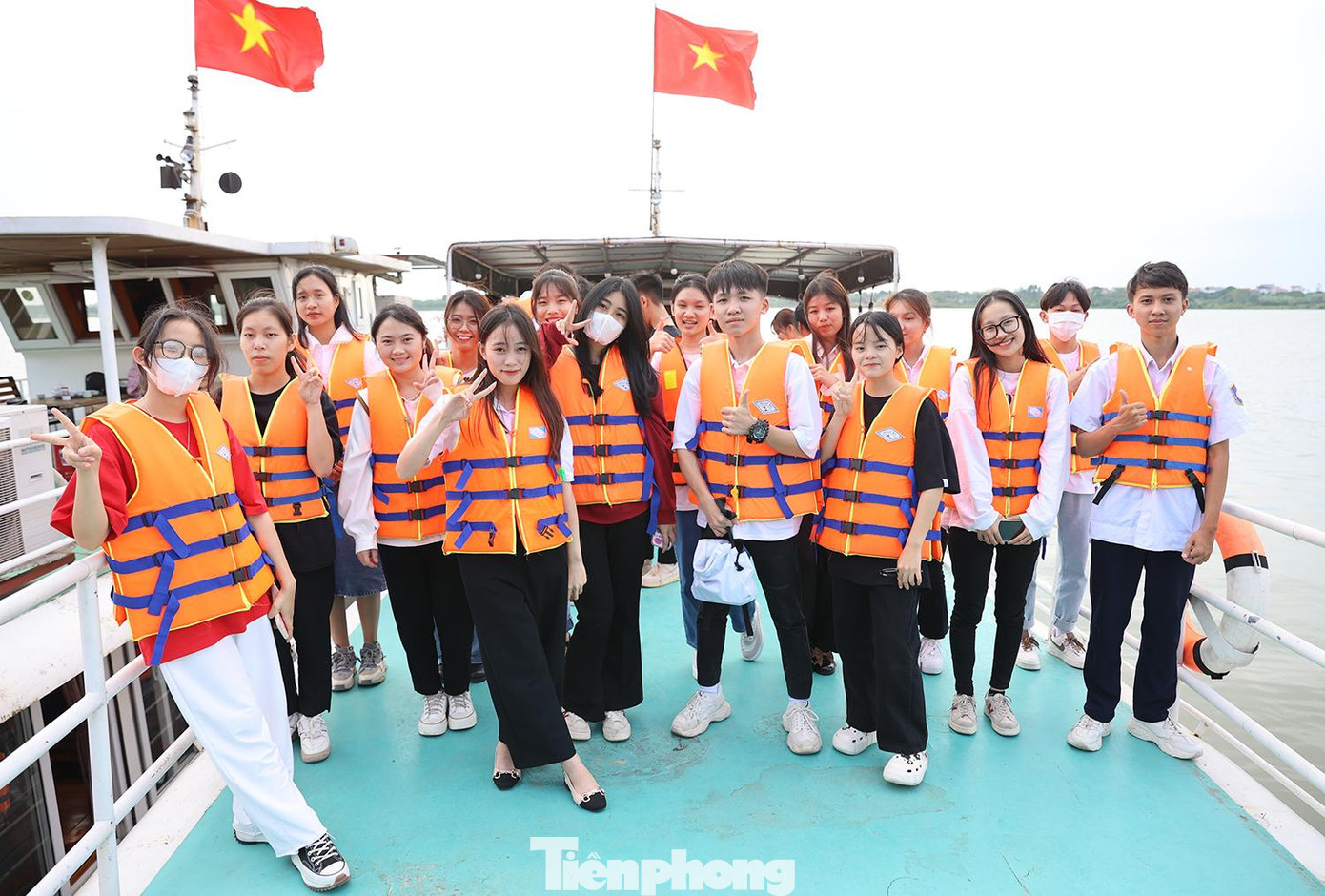 Nguyễn Ngọc Ánh, sinh viên Trường ĐH Ngoại ngữ, ĐH Thái Nguyên cho biết, khi gửi hồ sơ em rất hồi hộp và vỡ oà cảm xúc vui sướng khi được là một trong 140 sinh viên được nhận học bổng lần này. Sáng nay, em đã thức dậy từ 4 giờ 30 sáng chuẩn bị đồ đạc để bắt xe về Hà Nội kịp tham dự chương trình. Trải nghiệm chuyến đi, em vui sướng khi được tận mắt thấy các cây cầu, nhất là cầu Long Biên gắn liền với lịch sử. Em cũng được dâng hương, ngắm cảnh ở đền Đa Hoà, nơi đây thờ đức thánh Chử Đồng Tử, Tiên Dung và Tây sa công chúa.“Vốn tính nhút nhát nhưng trong đoàn, ngưỡng mộ các bạn đều có thành tích xuất sắc nên đã trò chuyện, kết bạn với nhau. Chuyến đi sẽ là một trải nghiệm đáng nhớ đối với em”, Ngọc Ánh nói.