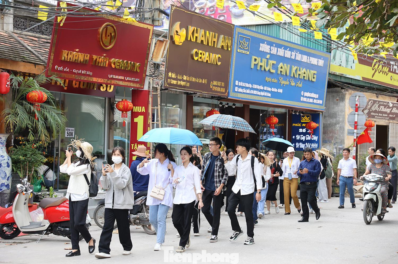 Sinh viên Nguyễn Văn Đạt, ĐH Sao Đỏ, Hải Dương cho biết, bố thích uống trà nên khi đến tham quan làng gốm Bát Tràng, em đã mua được bộ ấm chén giá 200.000 đồng về làm quà. “Khi được nhận học bổng, em gọi điện về khoe và bố mẹ đã rất vui”, Đạt nói.