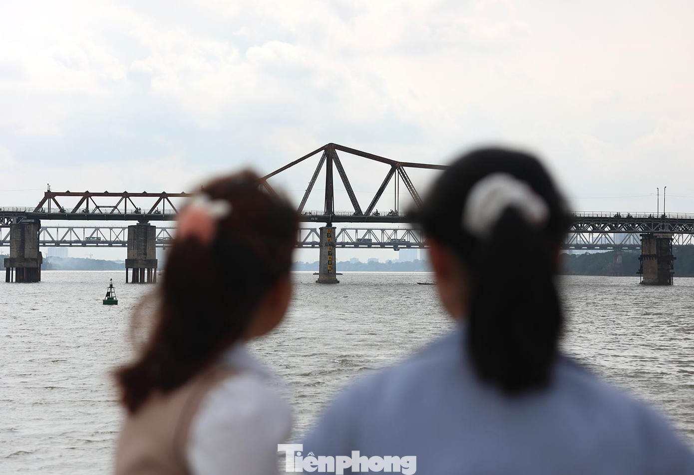 Được ngắm cây cầu lịch sử Long Biên trên sông là một trải nghiệm thú vị với các sinh viên.