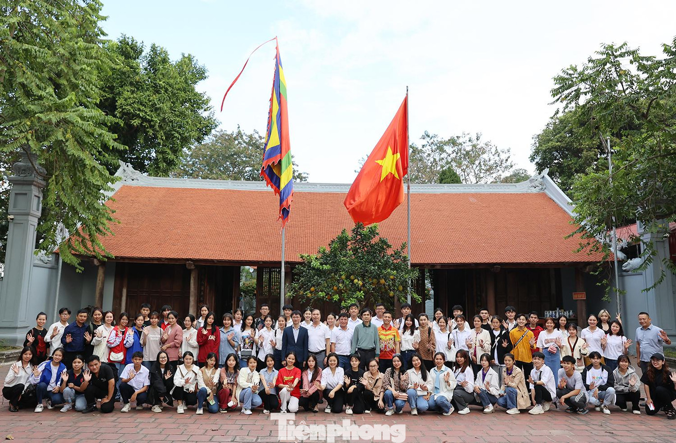 Chương trình triển khai lần đầu tiên vào năm 2016, nhằm tuyên dương, trao học bổng tặng các tân thủ khoa và sinh viên có hoàn cảnh khó khăn, đạt thứ hạng cao đầu vào các trường ĐH, học viện trong cả nước. Qua 7 lần tổ chức, chương trình đã vinh danh và trao học bổng cho 581 tân sinh viên nghèo vượt khó.