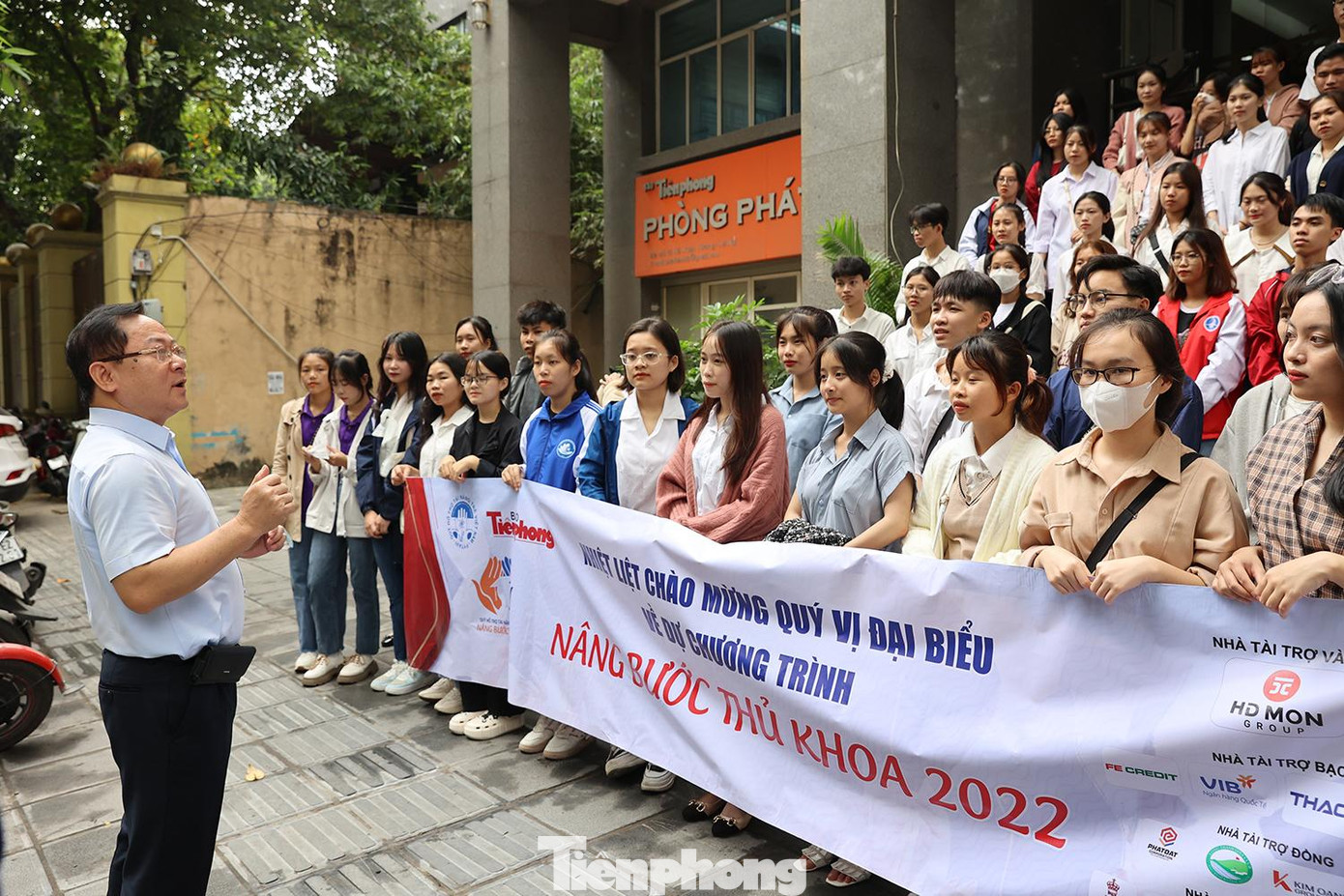 Gặp gỡ và chúc mừng các thủ khoa, Nhà báo Lê Xuân Sơn, Tổng Biên tập báo Tiền Phong nhấn mạnh, chương trình với nhiều hoạt động thú vị diễn ra trong 2 ngày sẽ để lại nhiều dấu ấn, kỷ niệm đẹp cho các em sinh viên đã nỗ lực đạt kết quả xuất sắc trong học tập, rèn luyện.