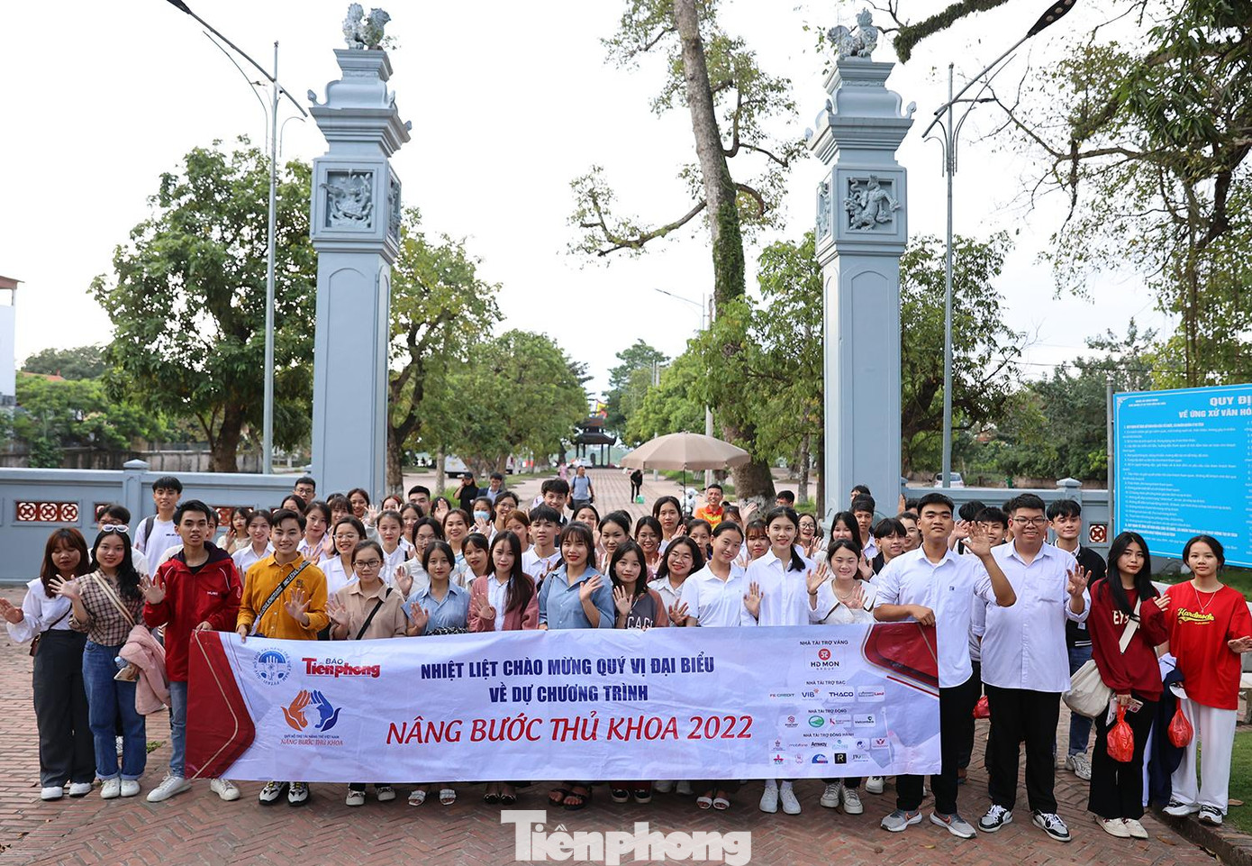 “Nâng bước thủ khoa” là hoạt động thường niên của Quỹ Hỗ trợ Tài năng trẻ Việt Nam, trực thuộc T.Ư Đoàn TNCS Hồ Chí Minh do báo Tiền Phong, đơn vị thường trực chủ trì tổ chức.