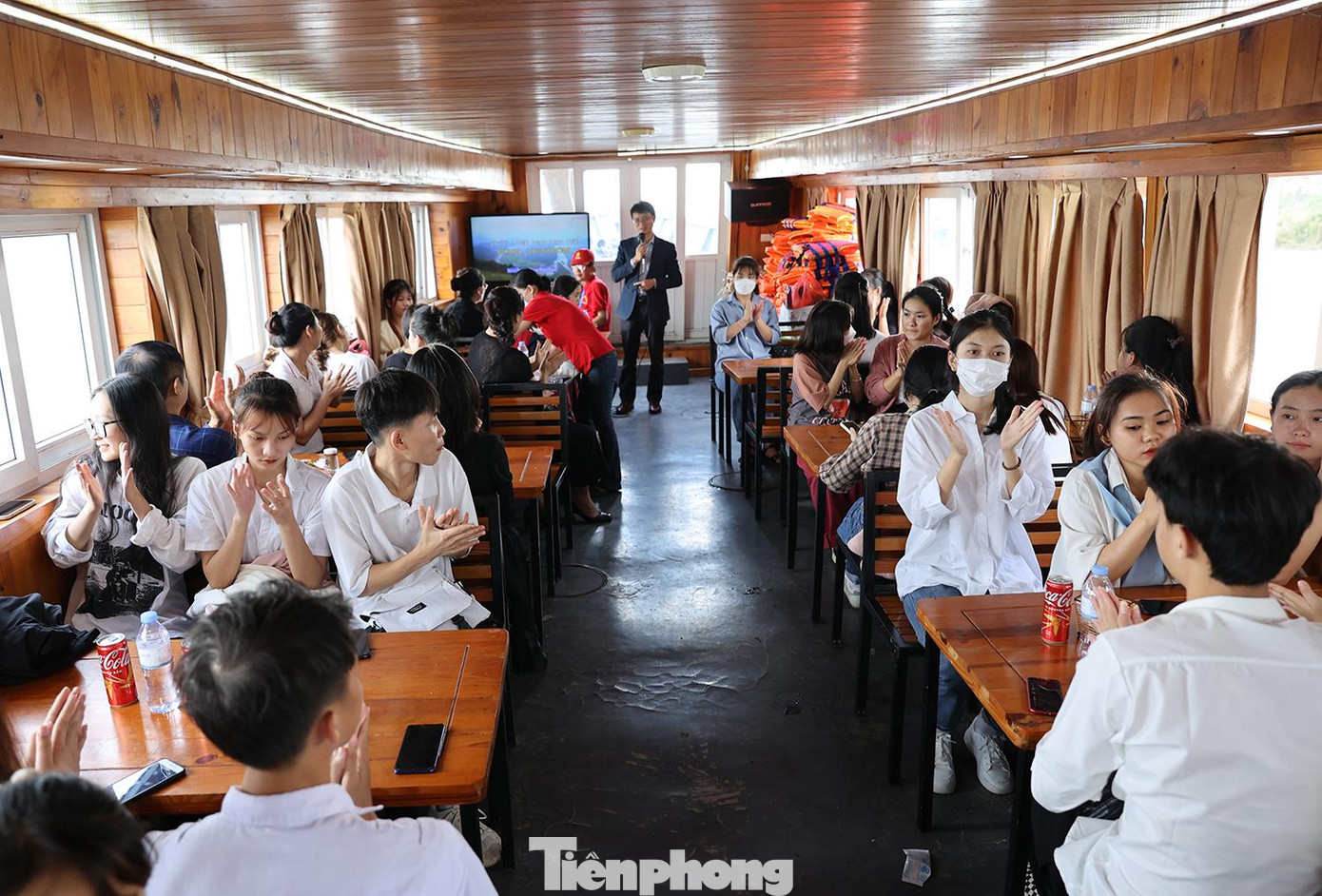 Các thủ khoa nhanh chóng làm quen, giao lưu với nhau thông qua hoạt động văn nghệ, tổ chức trò chơi