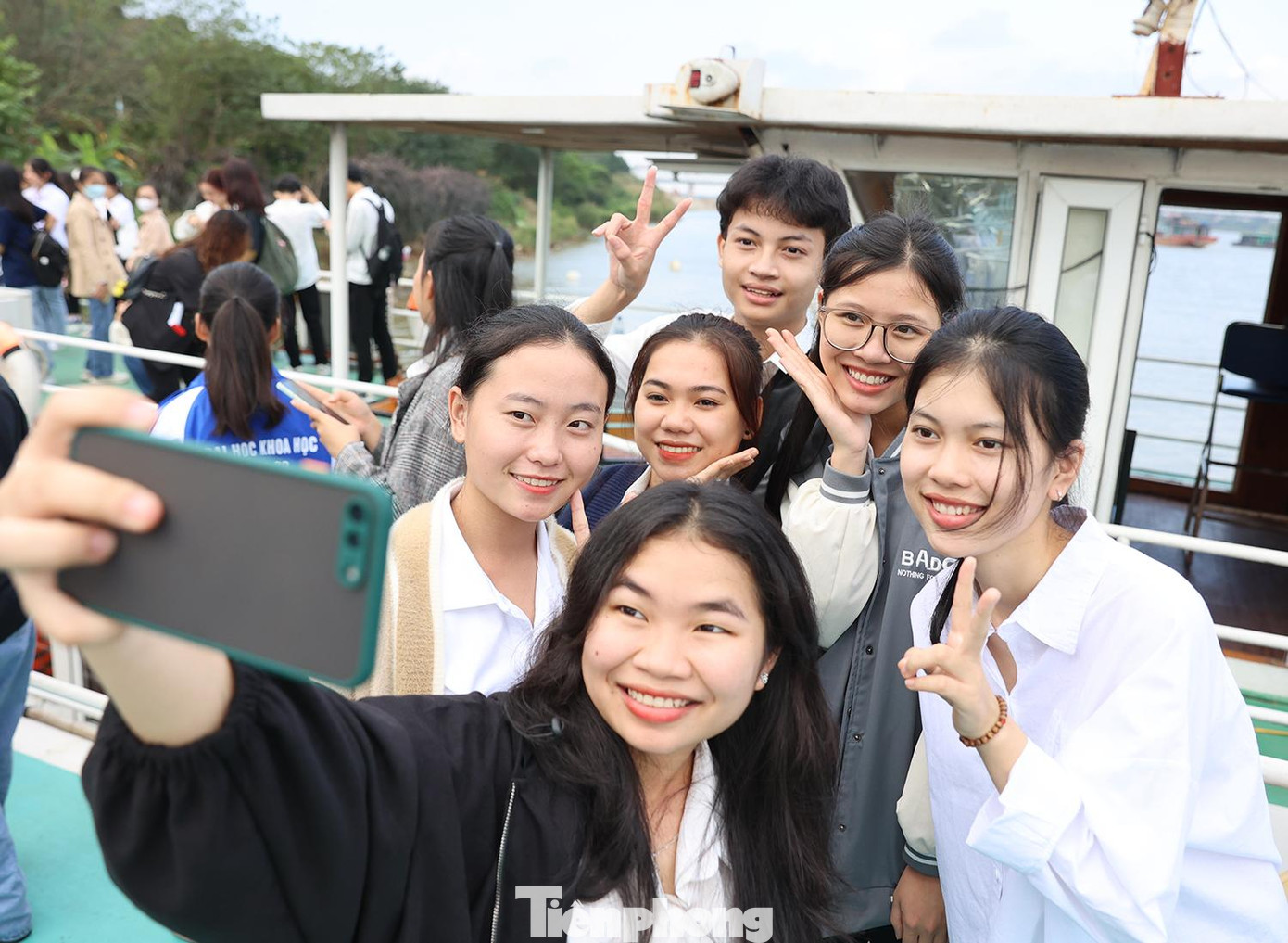 Theo lịch trình, ngày đầu tiên, đoàn tham quan, trải nghiệm chuyến du lịch trên sông Hồng cả ngày. Tàu đưa sinh viên là thủ khoa du lịch trên sông qua 5 cầu: Nhật Tân, Long Biên, Chương Dương, Vĩnh Tuy, Thanh Trì. Đoàn cũng sẽ dâng hương tại đền thờ Chử Đồng Tử (huyện Khoái Châu – Hưng Yên); thăm quan làng gốm Bát Tràng (huyện Gia Lâm).