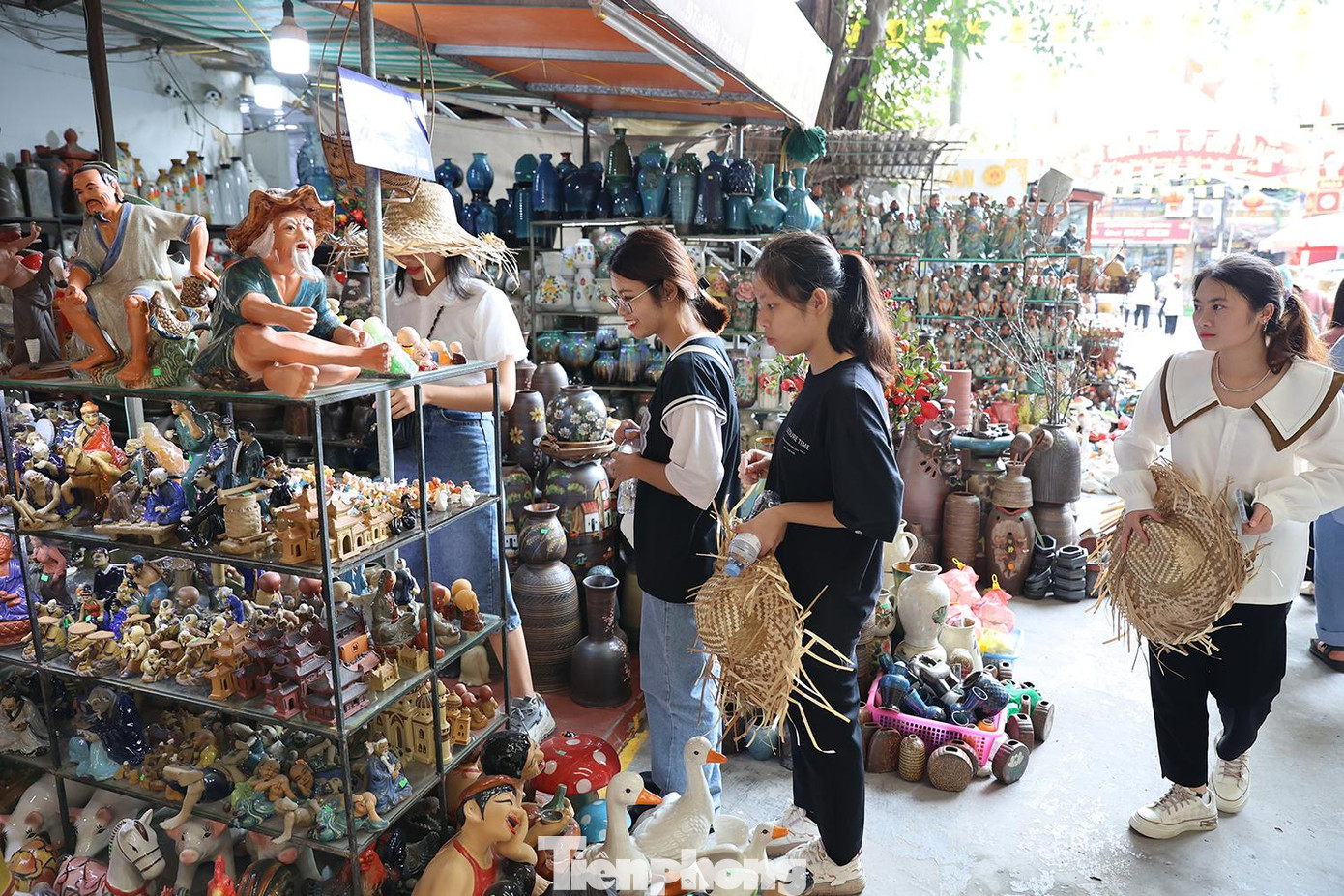 Các bạn tham quan khu chợ Bát Tràng và mua sắm những đồ mình yêu thích