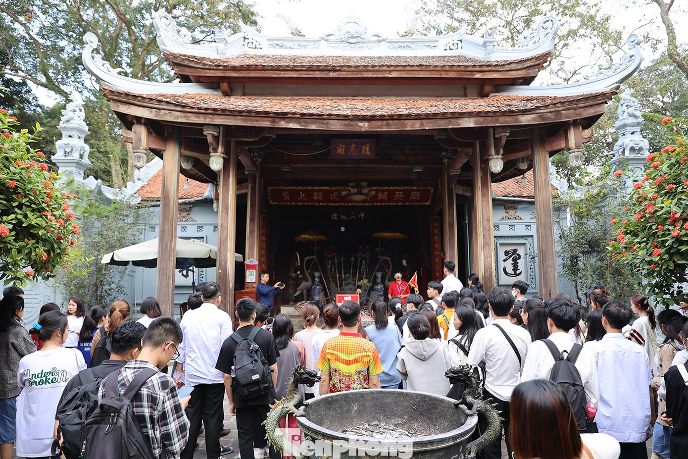 Đoàn vào dâng hương tại đền thờ Chử Đồng Tử (huyện Khoái Châu – Hưng Yên)