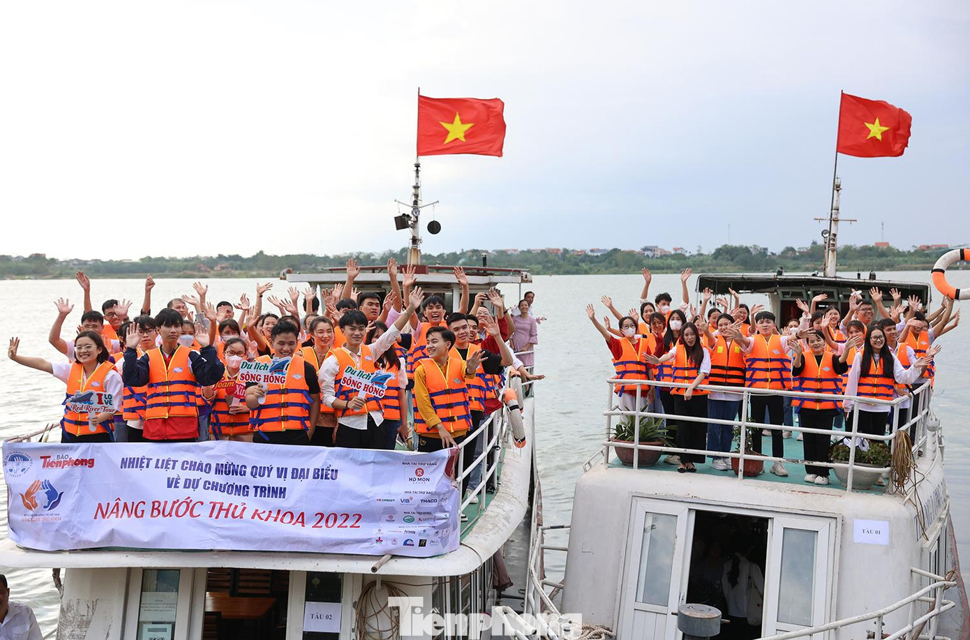 Năm nay, Ban tổ chức chương trình đã nhận được hơn 300 bộ hồ sơ và sau khi xét chọn đã công bố danh sách 140 tân sinh viên là thủ khoa và sinh viên có thành tích xuất sắc đầu vào các trường ĐH trên cả nước được nhận học bổng, trong đó có 70 sinh viên các trường đại học khu vực phía Bắc (từ Quảng Trị trở ra) và 70 sinh viên các trường đại học khu vực phía Nam.