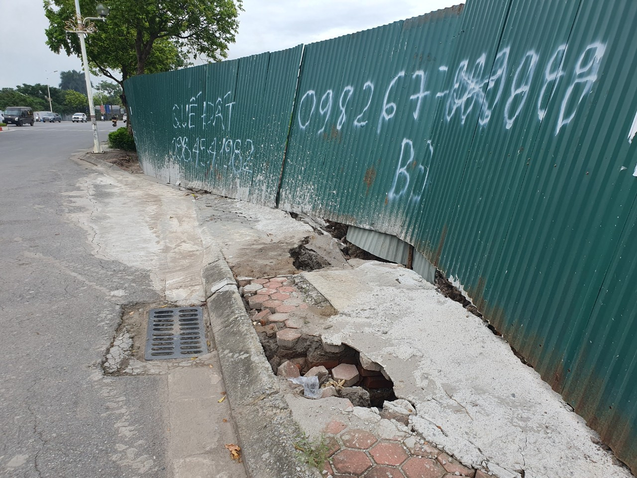 Chủ đầu tư dự án đã gây sụt lún vỉa hè, làm hư hỏng đường giao thông trong quá trình thi công và bị UBND quận Long Biên xử phạt 180 triệu đồng. Chủ đầu tư dự án đã gây sụt lún vỉa hè, làm hư hỏng đường giao thông trong quá trình thi công và bị UBND quận Long Biên xử phạt 180 triệu đồng.