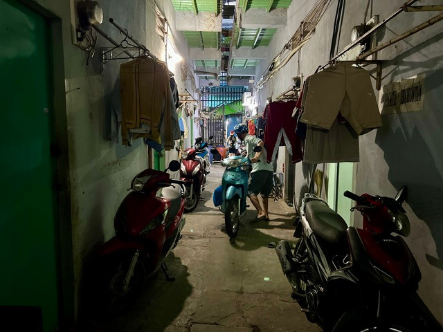 Đa số phòng trọ đều chật hẹp, chứa nhiều đồ đạc.