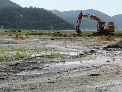 Khu tái định cư số 1 đang được nạo vét đất bùn trên mặt