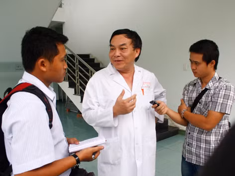 Bác sĩ Phạm Ngọc Ẩn, Giám đốc Bệnh viện Đa khoa Quảng Nam trả lời báo chí sáng 8/7