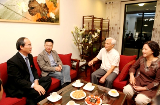 Phó Thủ tướng Nguyễn Thiện Nhân nói chuyện với GS. Ngô Bảo Châu và gia đình. Ảnh: Chinhphu.vn Phó Thủ tướng Nguyễn Thiện Nhân nói chuyện với GS. Ngô Bảo Châu và gia đình