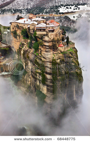 Hình ảnh tu viện Meteora chìm trong sương mù. Ảnh: Travelkeys