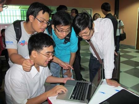 Võ Duy Khang (ngồi) tham dự Barcamp Sài Gòn tại RMIT Việt Nam