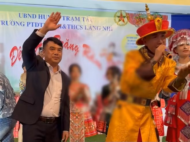 Hiệu trưởng Trường Tiểu học và THCS Làng Nhì (trái) xuất hiện trên sân khấu để phụ họa cho tiết mục của Lê Văn Phú. Ảnh chụp màn hình. Hiệu trưởng Trường Tiểu học và THCS Làng Nhì (trái) xuất hiện trên sân khấu để phụ họa cho tiết mục của Lê Văn Phú. Ảnh chụp màn hình.