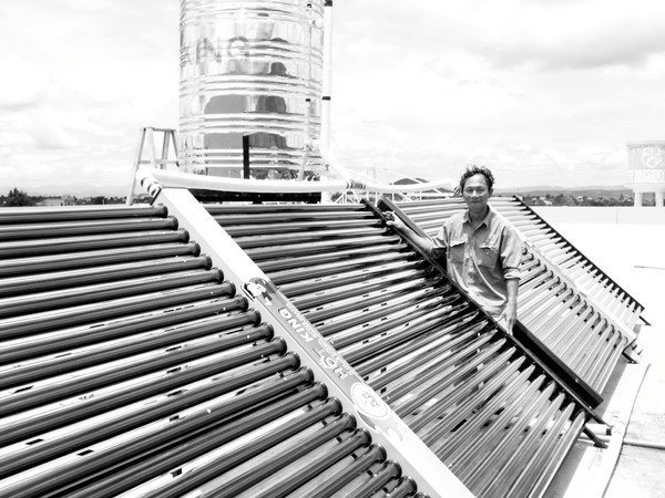 Tại Việt Nam, nhiều người dân đã bắt đầu quen với việc sử dụng bình nước nóng NLMT thay cho bình đun nước nóng bằng điện . Tại Việt Nam, nhiều người dân đã bắt đầu quen với việc sử dụng bình nước nóng NLMT thay cho bình đun nước nóng bằng điện