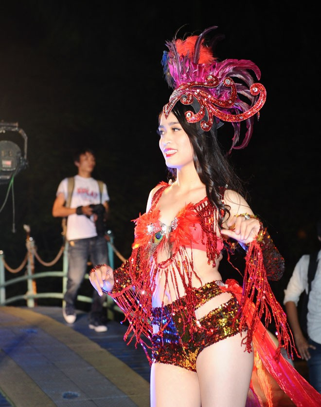 Ở dưới nghịch nước, trên bờ các nữ vũ công vẫn mải miết trình diễn rất sexy 