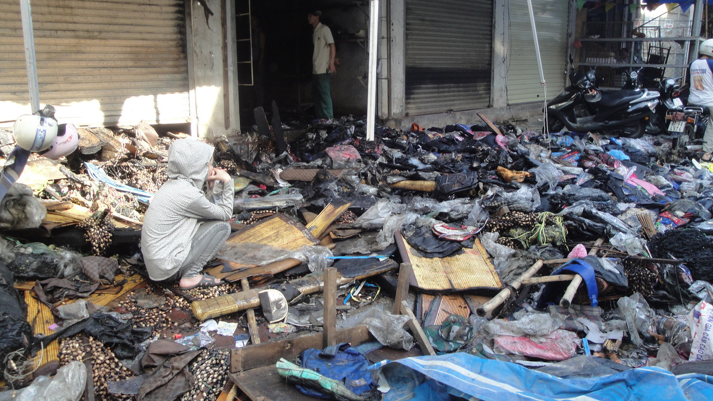 Trong vòng 2 tiếng đồng hồ hoả hoạn đã thiêu cháy một khối lượng lớn hàng hoá